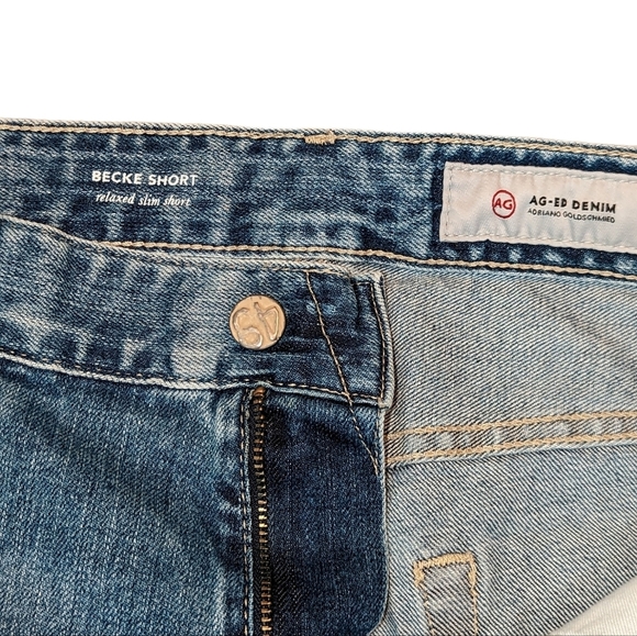 NWT....Medium Wash Mid Rise Jeans With Frayed Hem And Distressing....Size 13/31 - Picture 4 of 10